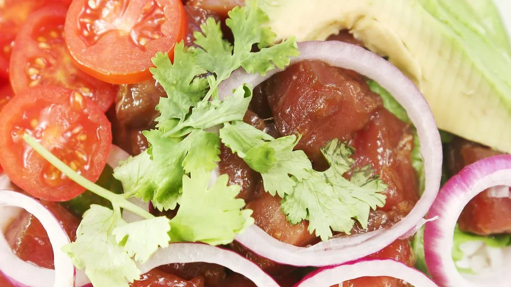 Poke bowl avocat tomate et thon mariné